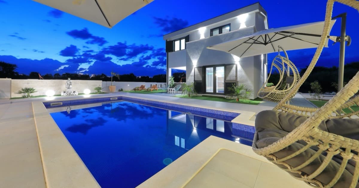 Ferienhaus Artemis: villa with pool at blue hour